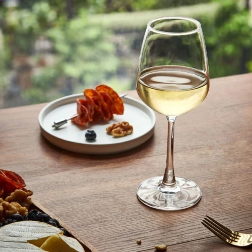 Стъклена чаша за бяло вино на столче