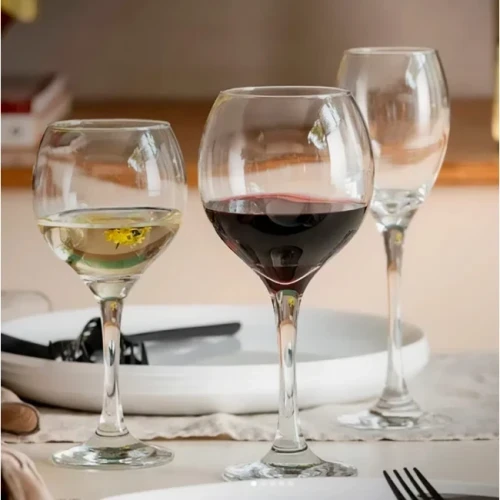 Стъклена чаша за червено вино